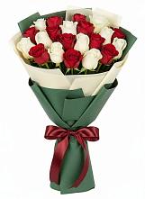 Букет Микс из красных и белых роз в Северской