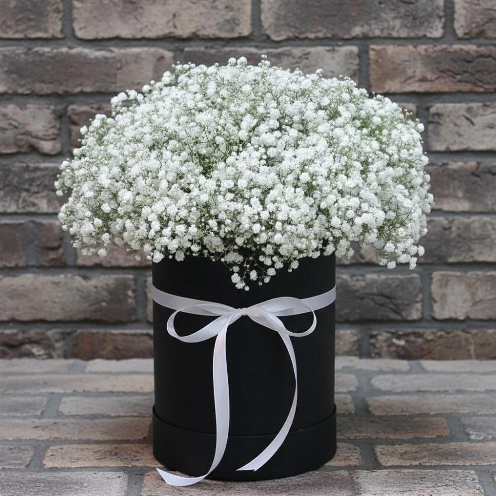 Цветочная композиция из Гипсофила в шляпной коробке в Северской