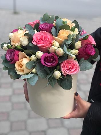 Цветочная композиция из Розы в шляпной коробке в Северской