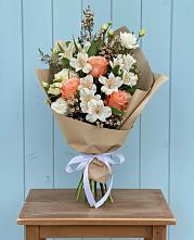 Букет цветов из:  Альстромерии, Лизиантусы, Розы и Хризантемы в Северской