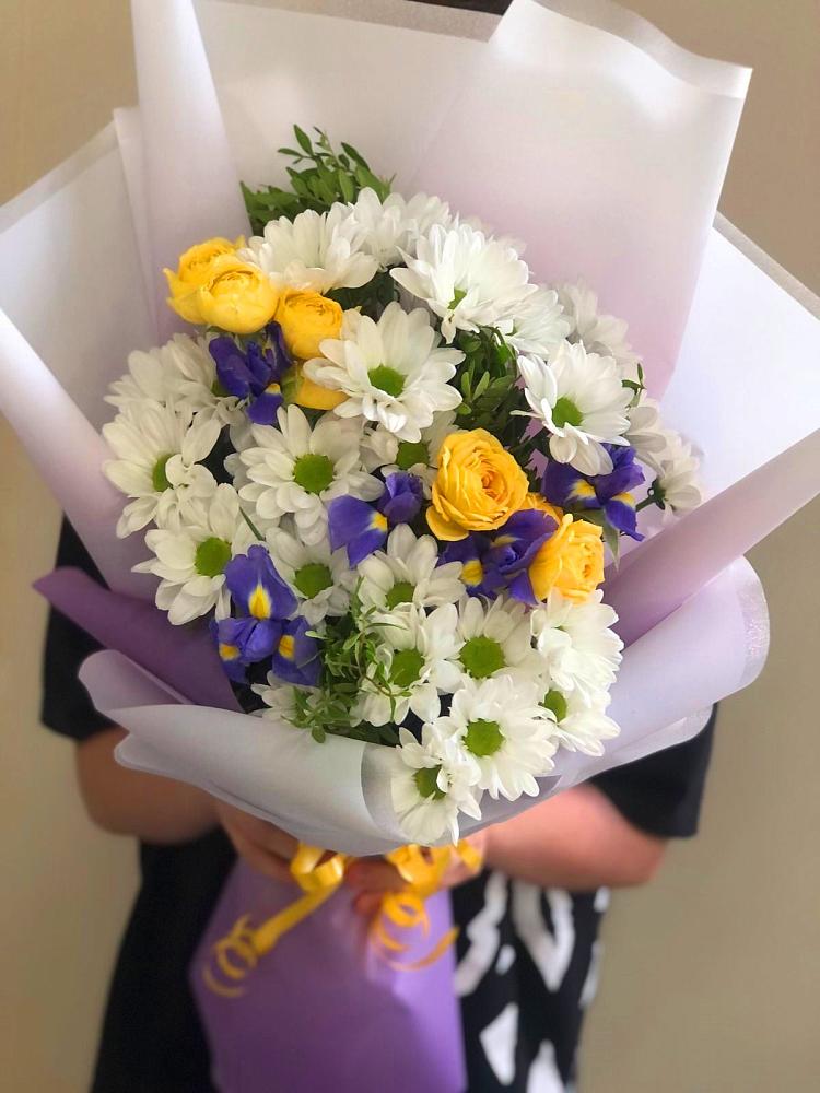 Букет цветов из: Ирисы, Хризантемы и Розы в Северской