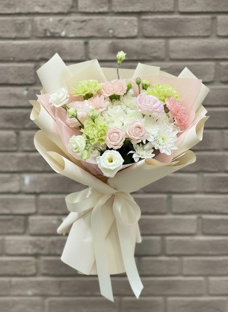 Букет цветов из: Гвоздики, Розы, Лизиантусы и Хризантемы в Северской