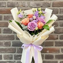 Букет цветов из:  Лизиантусы и Розы в Северской