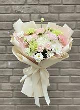 Букет цветов из:  Гвоздики, Розы, Лизиантусы и Хризантемы в Северской