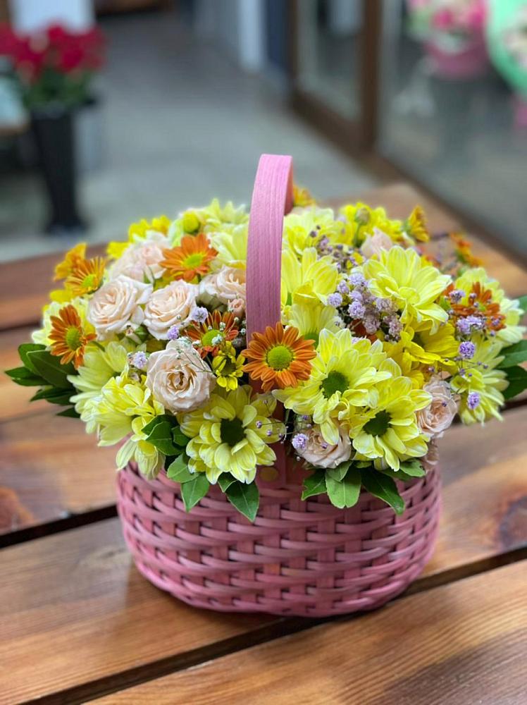 Цветочная композиция из Хризантемы и Розы в корзине в Северской
