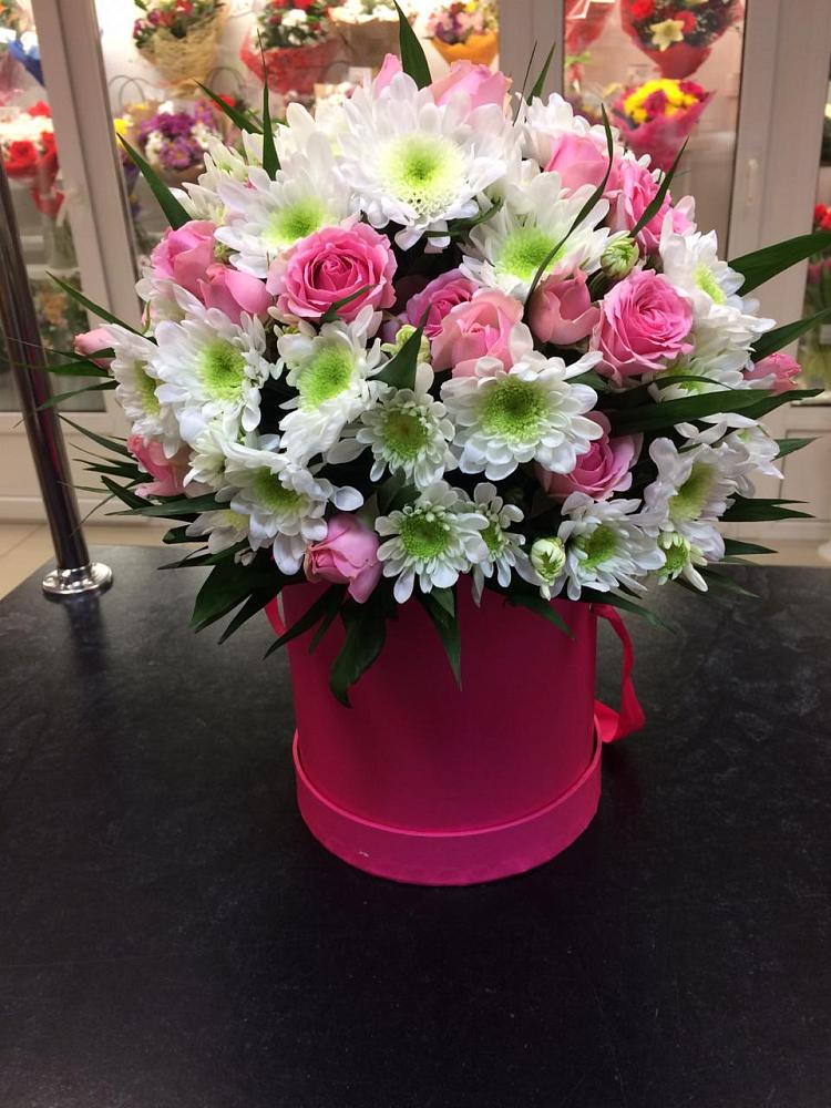 Цветочная композиция из Розы и Хризантемы в шляпной коробке в Северской