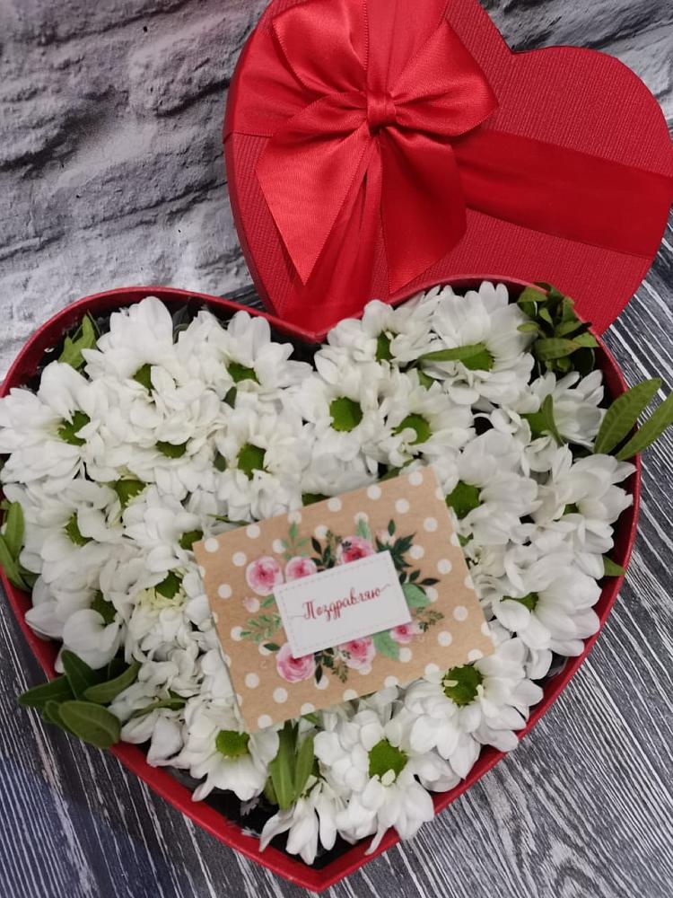 Цветочная композиция из Хризантемы в виде сердца в Северской