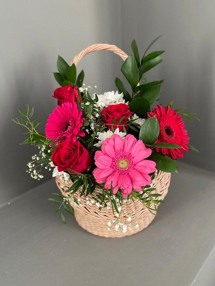 Цветочная композиция из Розы, Хризантемы и Герберы в корзине в Северской