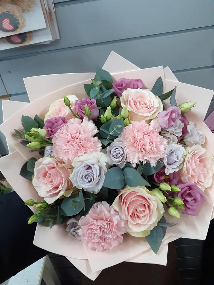 Букет цветов из: Розы, Гвоздики и Лизиантусы в Северской