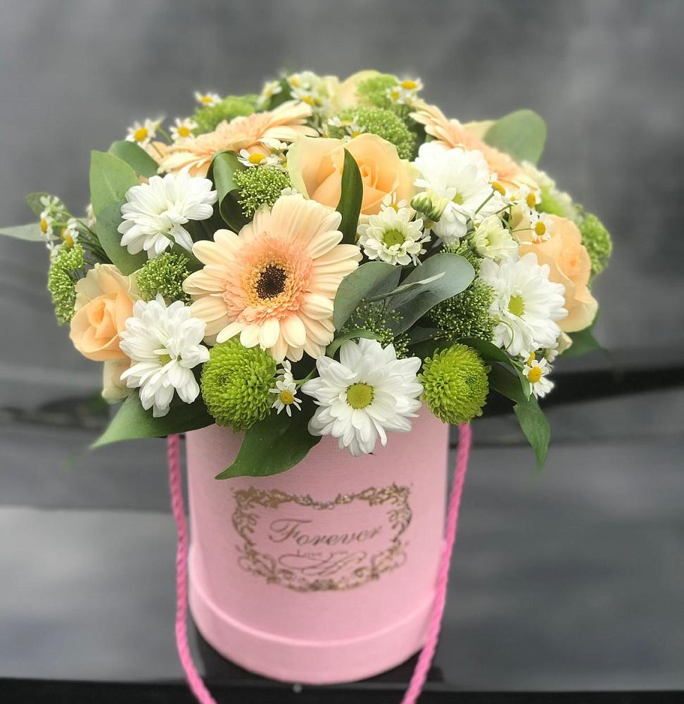 Цветочная композиция из Розы, Герберы и Хризантемы в шляпной коробке в Северской